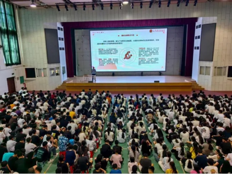 筑牢安全防线——学院开展2025级新生法治教育讲座